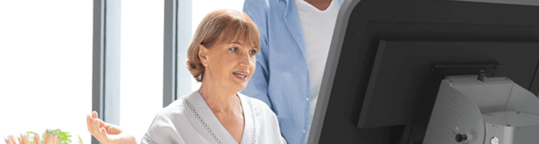 Digitale Pflegeanwendung für die Aktivität von Bewohnern auf einem Tablet