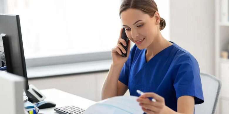 Krankenpflegerin telefoniert