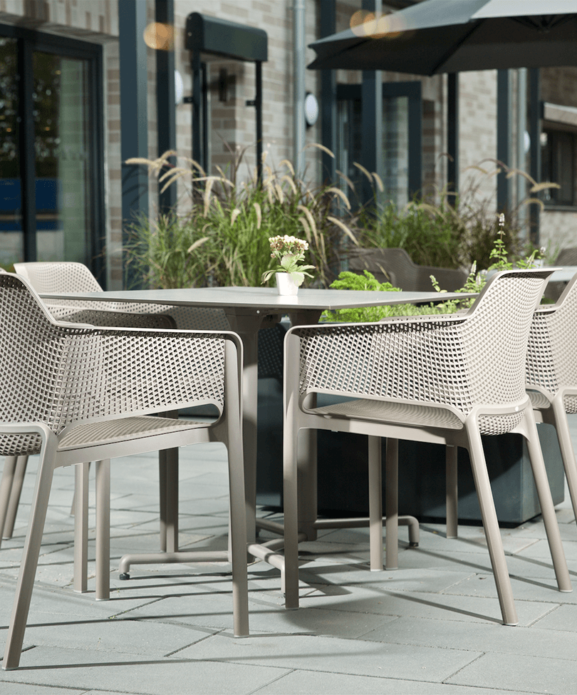Robuste und pflegeleichte Möbel für den Terrassenbereich in Pflegeeinrichtungen