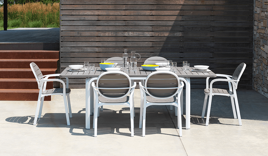 Moderne Möbel für die Terrasse in der Pflege