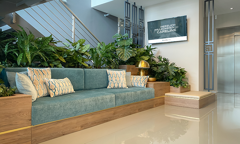 CARELINE Ausstellung mit einem gemütlichen Sitzbereich für Objekteinrichtungen.