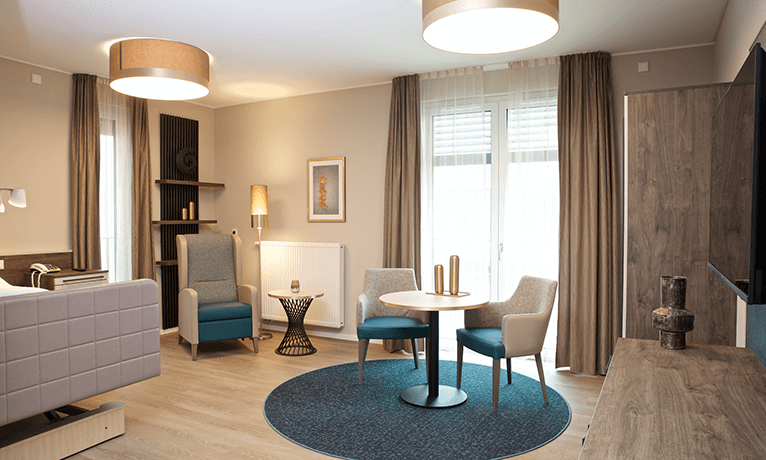 CARELINE Maßangefertigte Möbel in einem Bewohnerzimmer