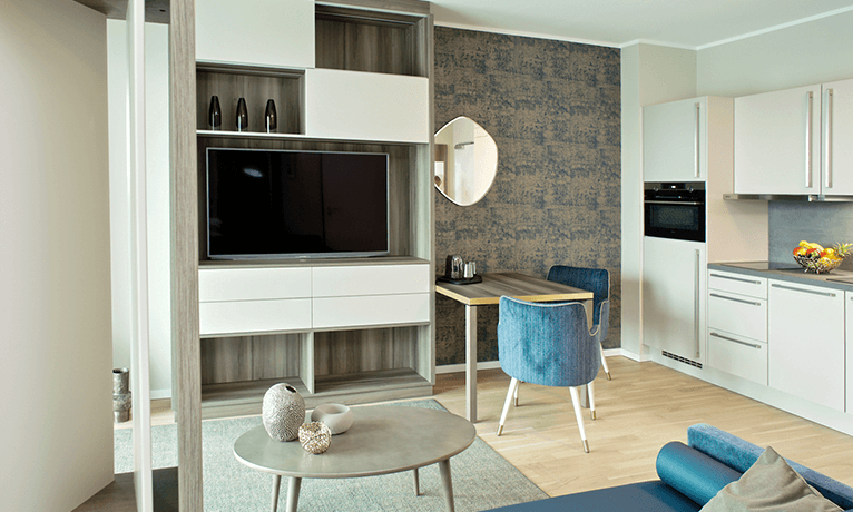 Objekteinrichtung eines Mikroapartments mit modernen und funktionalen Möbeln.