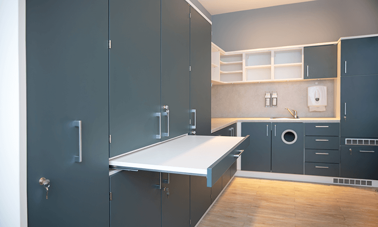 Neues Dienstzimmer für eine Pflegeinrichtung für gute Organisation der Produkte und Hilfsmittel