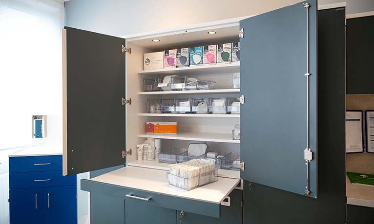 Gut sortierter Medikamentenschrank in einem Dienstzimmer