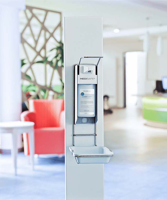Objekteinrichtung einer Rehaklinik mit Möbeln mit modernen und funktionalen hellen Möbeln.