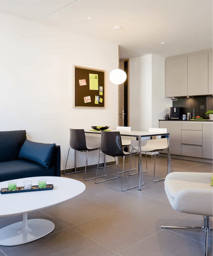 Miroapartment modern und mit Stil mit hellen und blauen Sitzbereichen und modernen Bildern an der Wand.