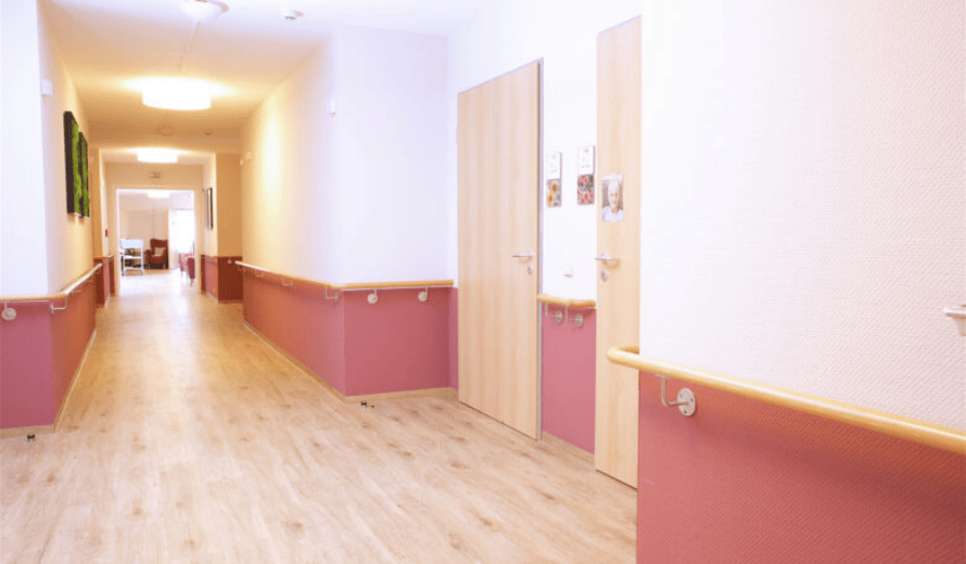 Renovierung eines Flures einer Pflegeeinrichtung in hellen Farben