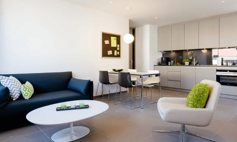 Objekteinrichtung der Einrichtungsbranche Mikroapartments mit Möbeln mit modernen hellen und dunklen Möbeln clever kombiniert.
