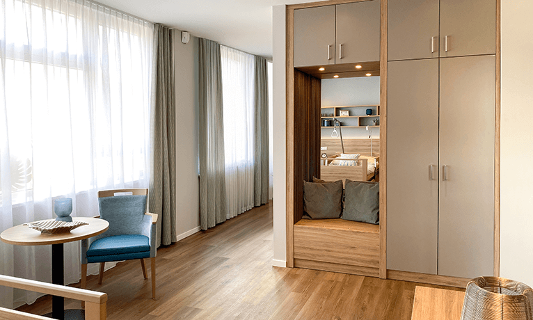 Ausstellung Fronten Pflegezimmer mit einem Trennschrank zur Raumtrennung aus Holz