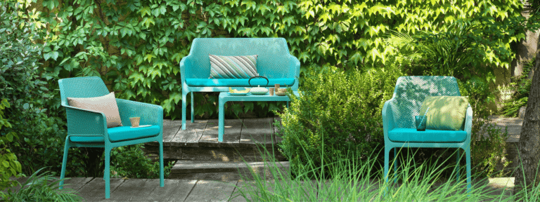 Moderne und bunte Objektmöbel einer Terrasse in einer Pflegeeinrichtung.