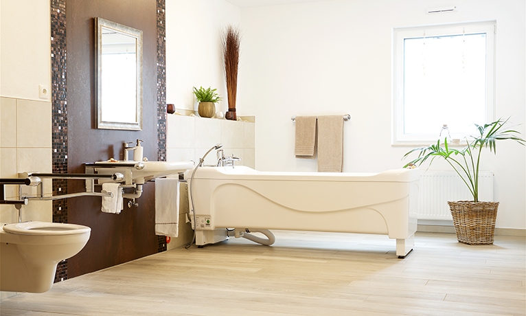 Pflegebad mit einer Hubbadewanne