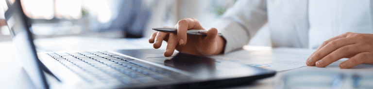 Mitarbeiter einer Pflegeeinrichtung bestellt online Pflegeprodukte und Pflegehilfsmittel