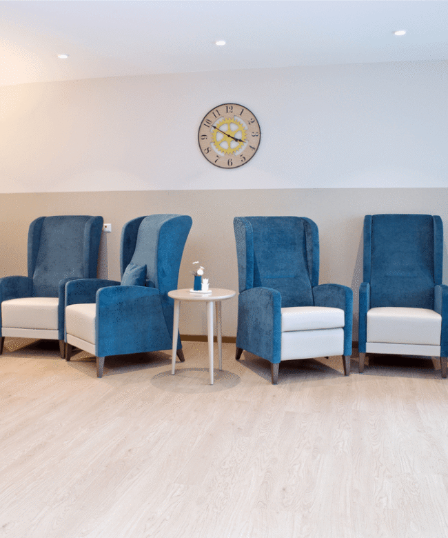 Neuer modernisierter therapieraum mit funktionalen und individuellen Ruhesesseln für Pflegeinrichtungen, Seniorenzentren und Tagespflegen