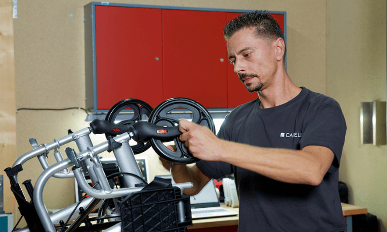 Reparatur und Wartung von Reifen eines Rollstuhls