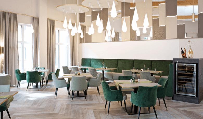 Objekteinrichtung der Einrichtungsbranche Restaurant mit modernen Lichtkonzept und in einem klassisch modernem Stil