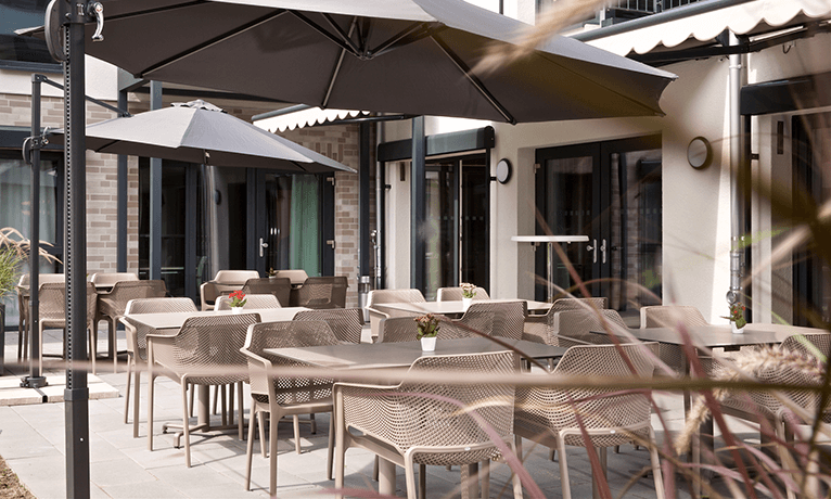 Terrassenbereich eines Restaurants mit pflegeleichten und modernen Möbeln