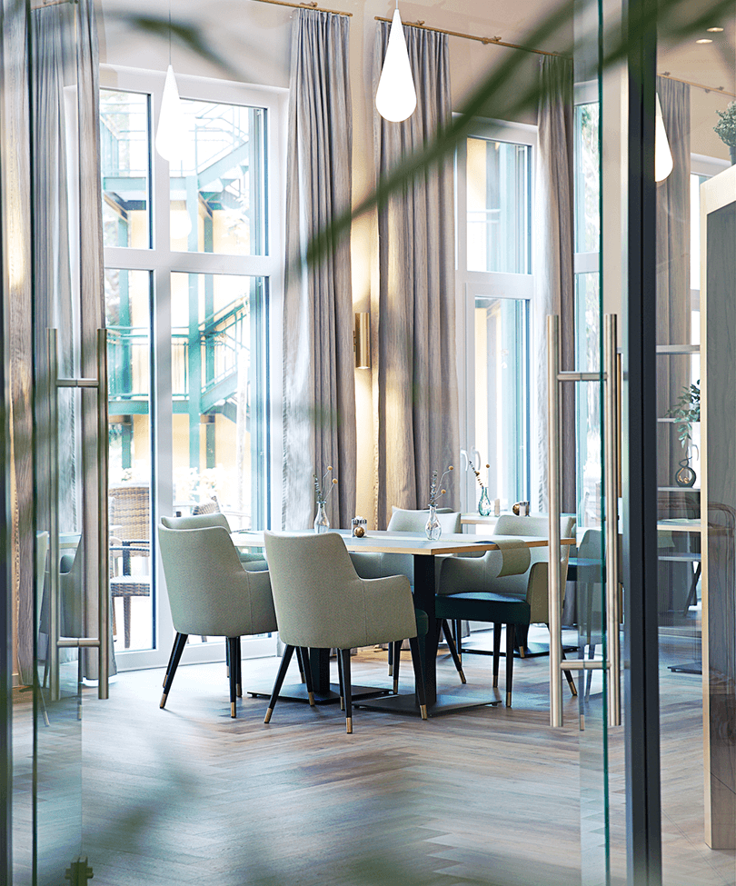 Stilvolle Möbel in einem Restaurant mit grünen Farbelementen