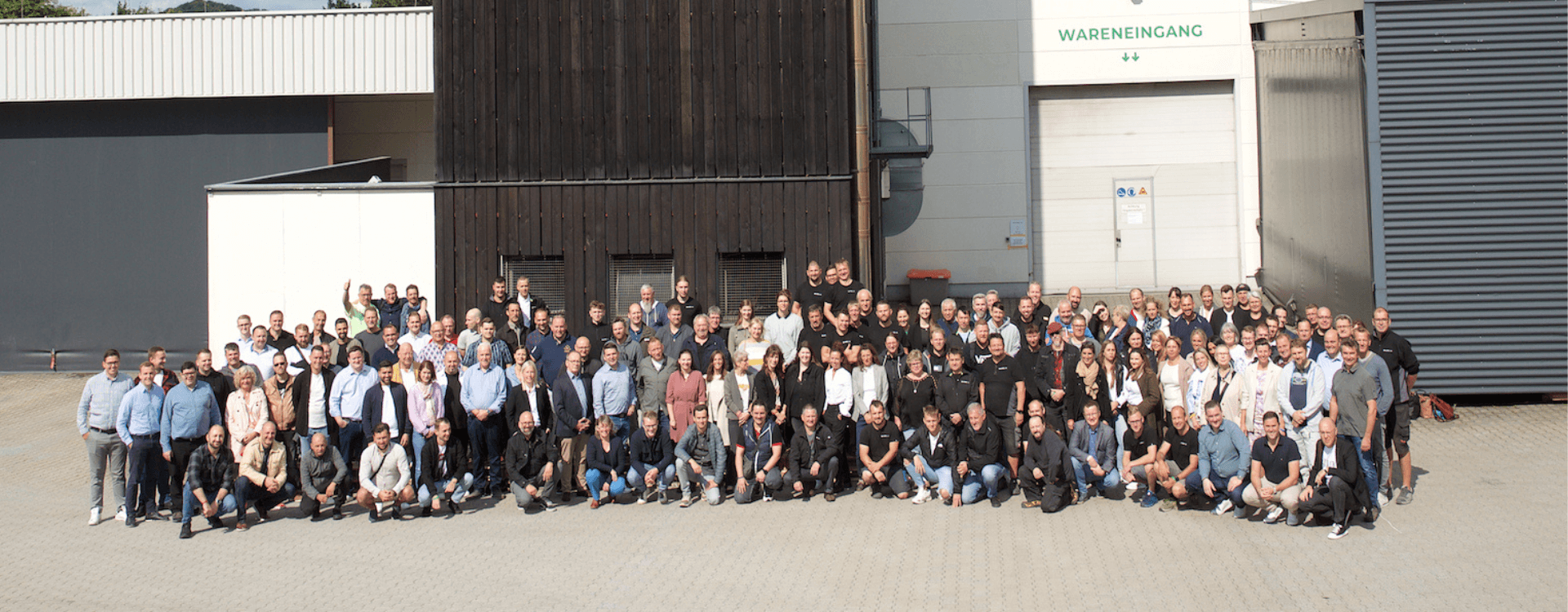 Team CARELINE vor der Manufaktur in Schönbach