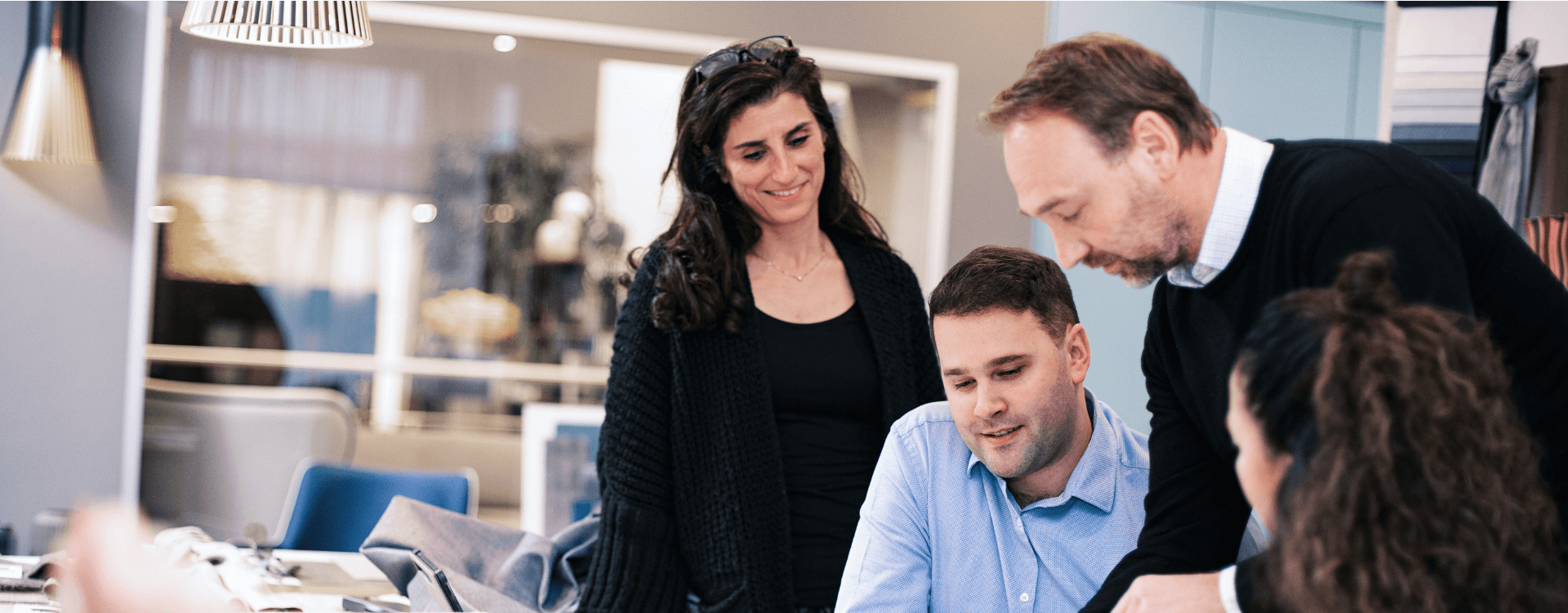 CARELINE Mitarbeiter arbeiten gemeinsam an einem Projekt