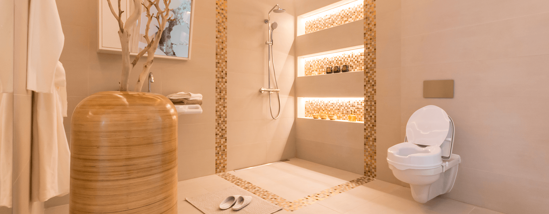 Neu eingerichtetes Pflegebad einer Seniorenresidenz mit barrierefreier Dusche und einer pflegegerechten Toilette mit einer freundlich hellen Raumbeleuchtung