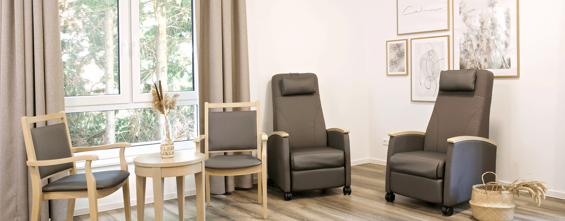 Therapierau eingerichtet von CARELINE mit Ruhesesseln in grau