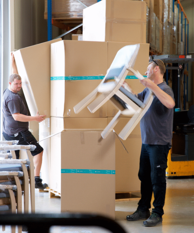 Mitarbeiter der Logistik beim verpacken von Ware