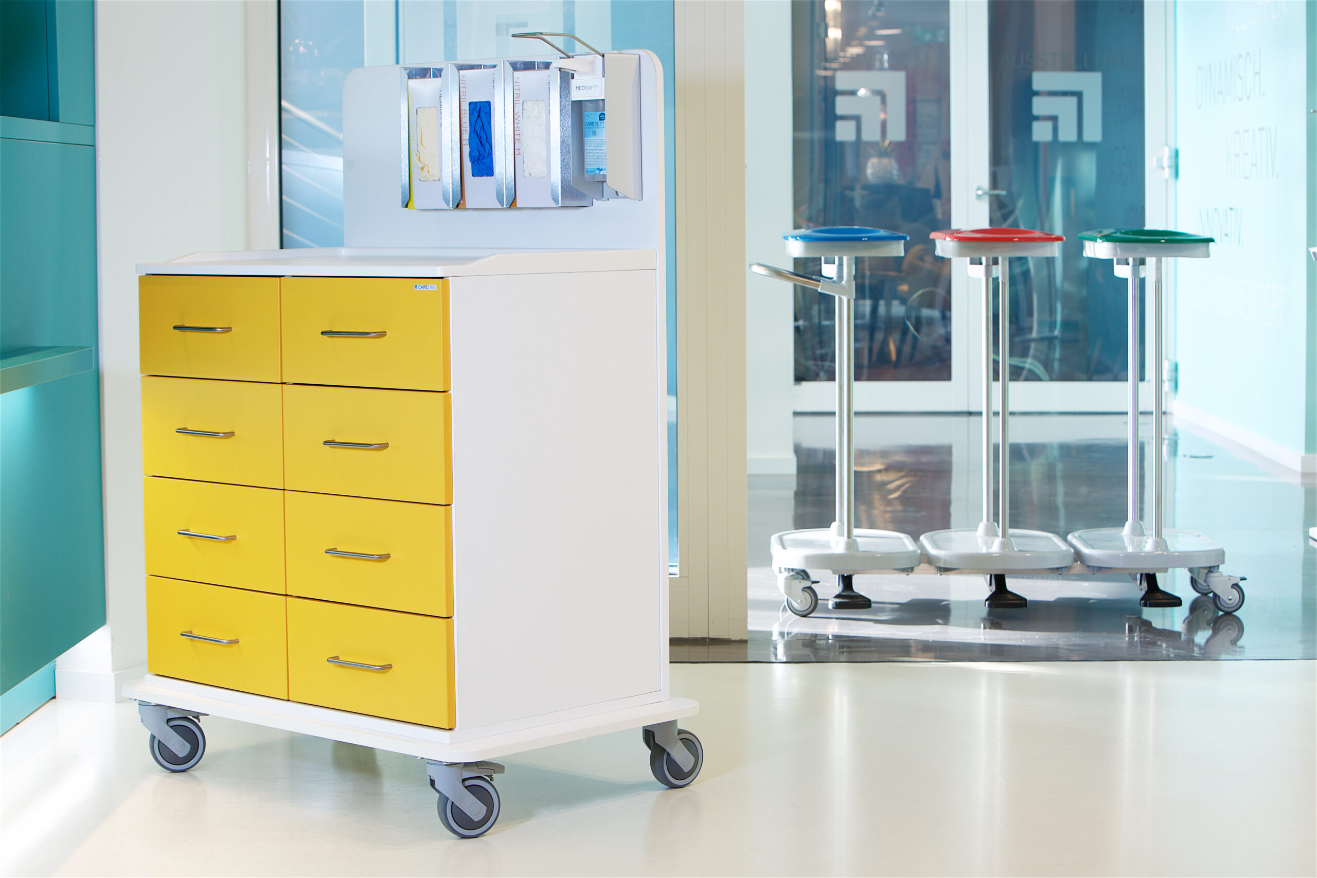 Medicart Arbeitswagen gelb und Wäschesammler