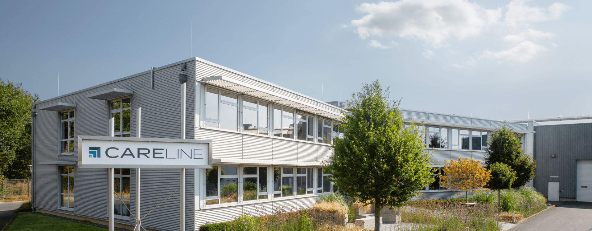 CARELINE Firmengebäude seitlich frontale Ansicht